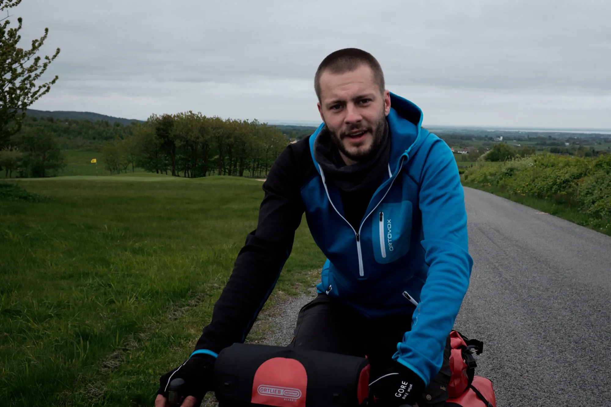 Simeon Zickert auf dem beladenen Reiserad unterwegs Richtung Nordkapp